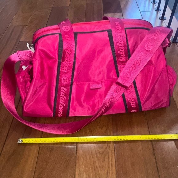 lululemon Jet  Runners Pink Duffel Bag - Hot Pink Weekend Tote - Picture 3 of 9